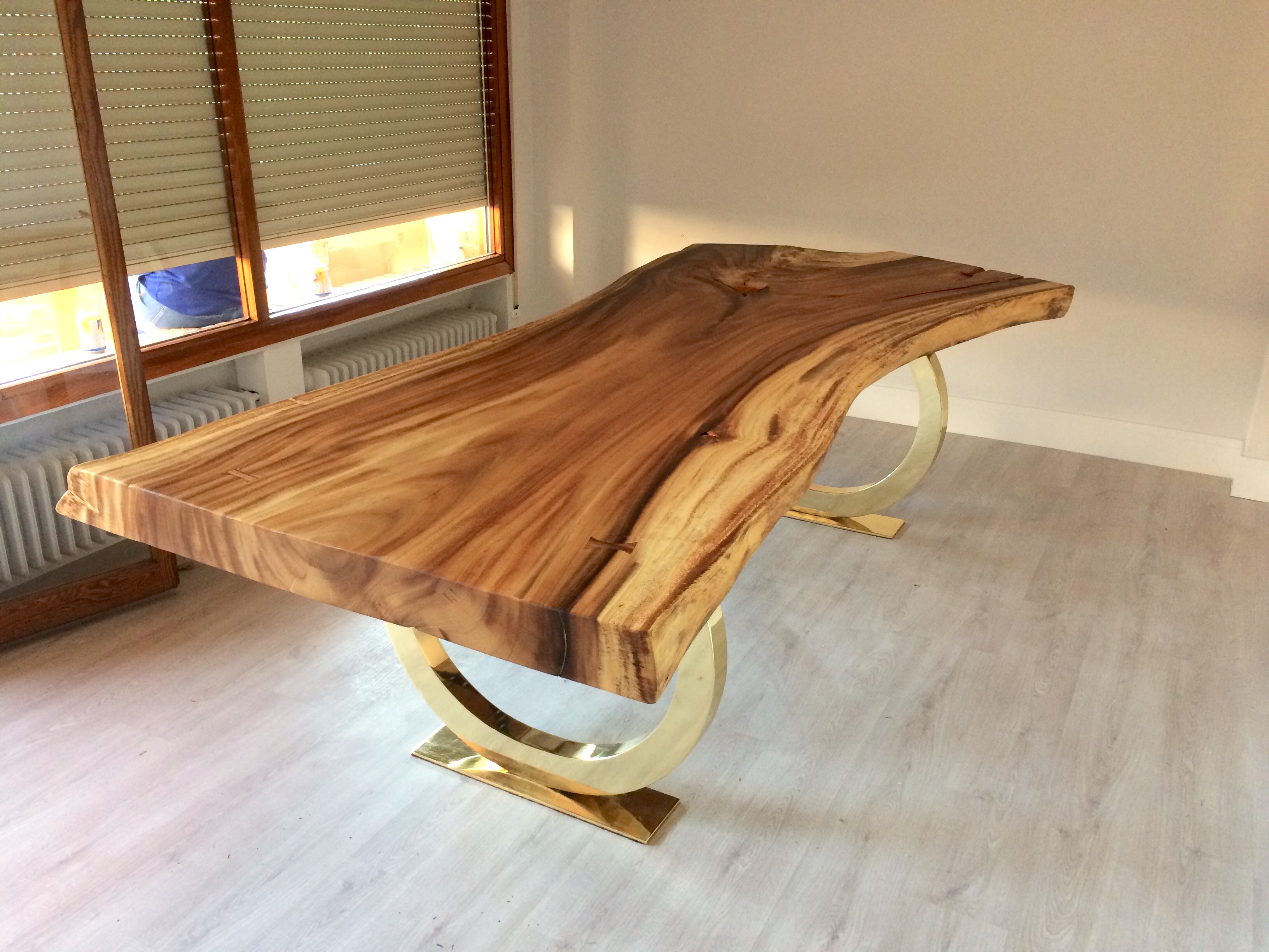 Mesa con tablero de madera y patas metálicas en color Negro Acabado  Barnizado Mate