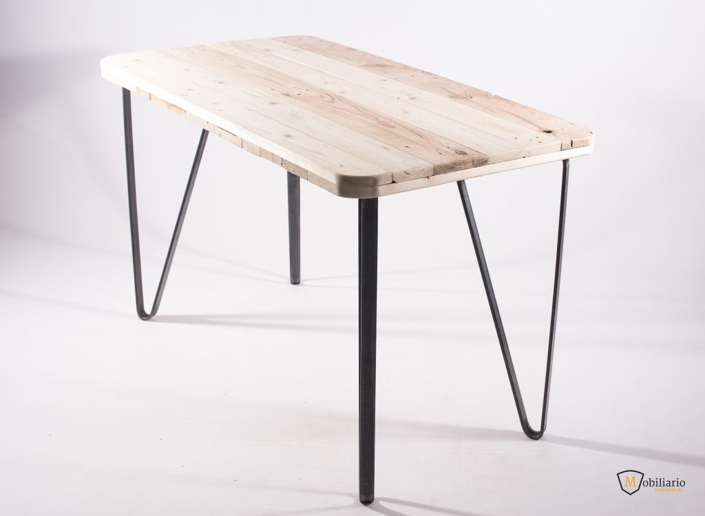 mesa con tapa de madera y patas metálicas