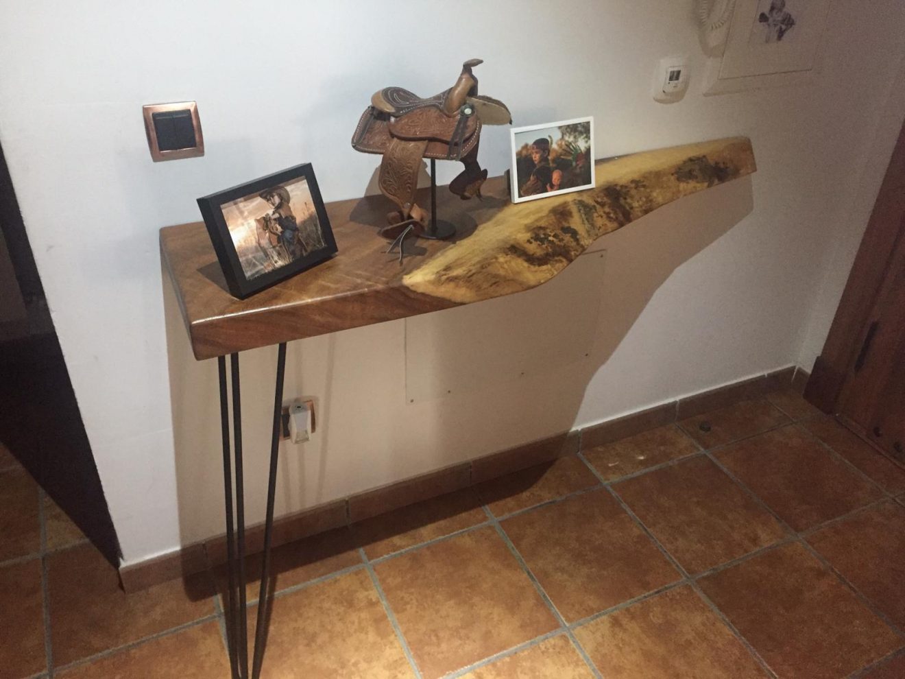 Madera Suar es tendencia en muebles 2021 - Mobiliario Industrial